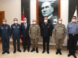 Milli Savunma Bakanı Akar, Eskişehir Valisi Ayyıldız’ı ziyaret etti