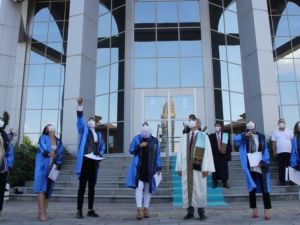 DPÜ’nün 3 fakültesinde mezuniyet sevinci