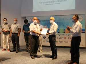 Kütahya’da etkinliklere katılan okullara Kurumsal Gelişim Rozeti