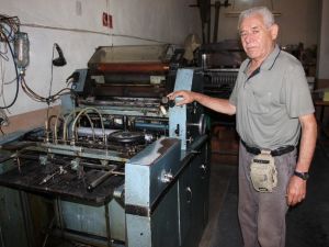 Kendisinden yaşça büyük makinelerle baskıya devam ediyor