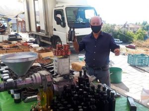 Pazarda çörek otu satıyor