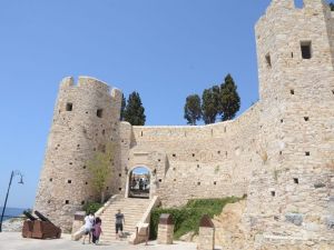 Kuşadası’nın simgesi Güvercinada’yı 60 bin kişi ziyaret etti