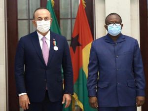 Dışişleri Bakanı Çavuşoğlu’na Gine Bissau Cumhurbaşkanı Embalo tarafından “Devlet Nişanı” verildi