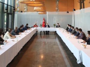 Dışişleri Bakanı Çavuşoğlu, Senegal’de iş adamları ve kurum temsilcileriyle görüştü