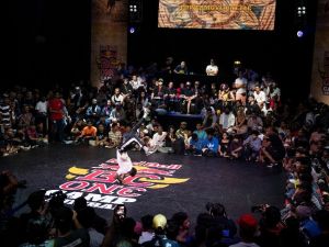 Uluslararası breakdans yarışmasının finalini Türk B-Girl zorluyor