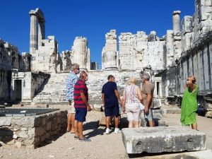 Tarihi tapınak ziyaretçi akınına uğruyor