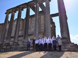 AK Parti heyeti Aizonai Antik Kenti’ni ziyaret etti