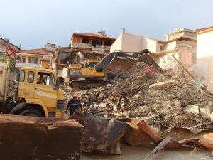 Deprem riski taşıyan okul binasının yıkımına başlandı