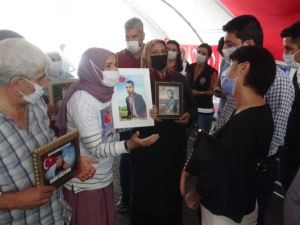 CHP heyeti önce HDP’yi sonra evlat nöbetindeki anneleri ziyaret etti, aileler duruma tepki gösterdi