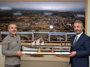 Başkan Topaloğlu’ndan Suat Kılıç’a Osmanlı kılıcı
