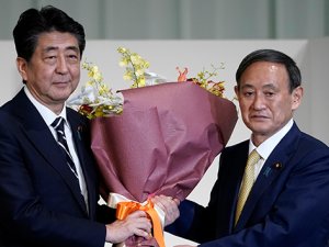 Abe koltuğu devretti, Japonya’nın yeni Başbakanı Yoshihide Suga oldu