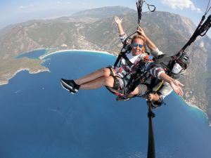 Liverpool Belediye Başkanı Rothery, yamaç paraşütü ile uçtu