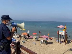 Sahil güvenlikten Kuşadası plajlarında maske ve sosyal mesafe denetimi