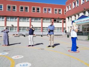 Okullarda yüz yüze eğitim "temassız oyunlar" ile başlıyor