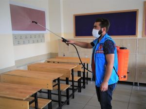 Gölbaşı Belediyesi okulların temizliği için kolları sıvadı