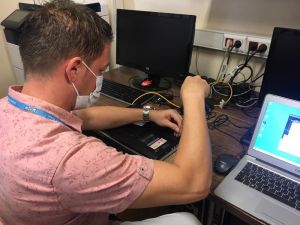 Pandemi nedeniyle uzaktan eğitim gören Kadıköylü ihtiyaç sahibi öğrencilere bilgisayar desteği