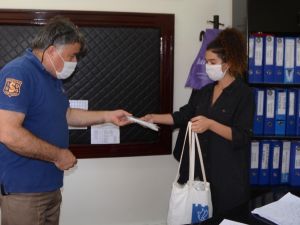 Başkan Günel okullara 10 bin çocuk maskesi dağıttı