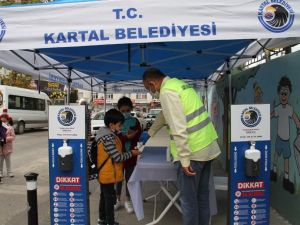 Kartal Belediyesi yüz yüze eğitimin ilk gününde öğrencilerin yanında