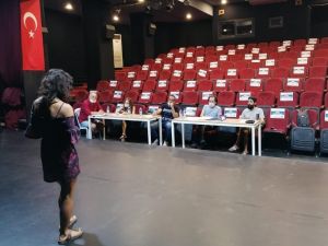 Kuşadası Belediyesi geleceğin tiyatrocularını seçiyor