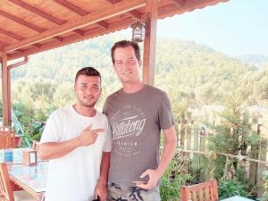 Alp Kırşan tatilini Çökertme’de geçiriyor