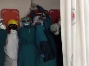 Acil serviste hayatını kaybeden kişinin yakınları hastaneyi bastı, sağlık çalışanları sedyeyle korunmaya çalıştı
