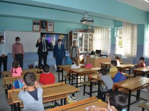 Selendi Kaymakamı okulları ziyaret etti