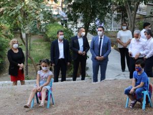 Manisalı öğrenciler eğitime kuru üzüm ve mesir macunuyla başladı