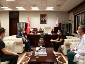 Bakan Koca’dan saldırıya uğrayan sağlık çalışanlarına ziyaret