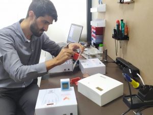 Oteldeki ateş ölçere herkes temas edince kendisi üretti