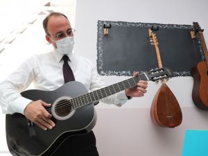 Kütüphaneye kitap bağışlayan Başkan Örki gitar çaldı