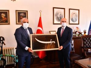 Ulaştırma ve Alt Yapı Bakanı Adil Karaismailoğlu Trabzon’da Büyükşehir Belediyesi’nin çalışmaları ile ilgili bilgi aldı