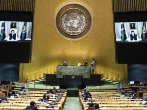 Pakistan Başbakanı Khan konuşurken Hintli diplomat salonu terk etti