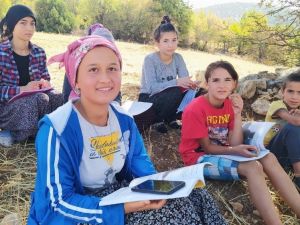 Online derse katılabilmek için tepe tepe geziyorlar