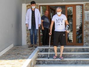 Sol tarafını kullanamayan İsa Can, evde fizik tedaviyle yürümeye başladı