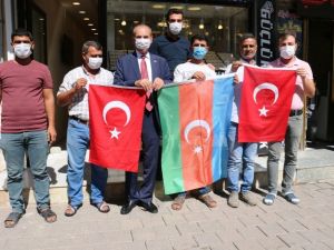 Sınırın sıfır noktasından Azerbaycan’a bayraklı destek