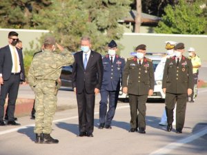 Bakan Akar yerli mayın temizleme teçhizatı ile zırhlı aracı inceledi