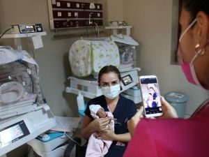 Korona virüs nedeniyle bebeklerini göremeyen ailelere online sistem