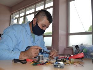 Temassız pandemi turnikesi ve ölç geç kabini ürettiler