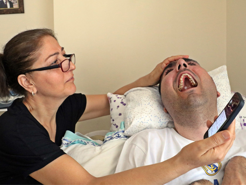 Sadece Haluk Levent'in şarkılarına tepki veriyor