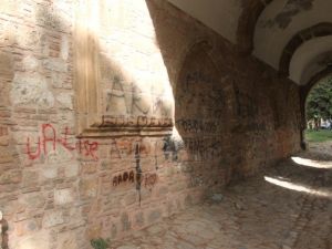 2,5 asırlık tarihi Külliye, karalama duvarı haline geldi