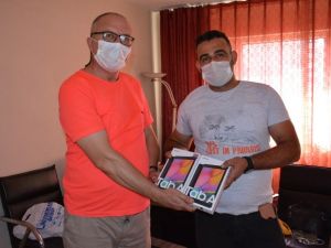 Maden işçileri köy okulu çocuklarına tablet bağışladı