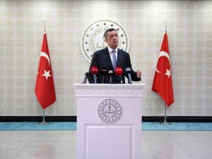 Milli Eğitim Bakanı Selçuk: “Okulla duygusal bir bağ kurma ihtiyacını çok önemsediğimiz ilkokul birinci sınıf öğrencilerimizle yüz yüze eğitime başladık”