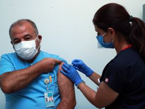 Covid-19 aşısının denemeleri Ankara Şehir Hastanesinde başladı