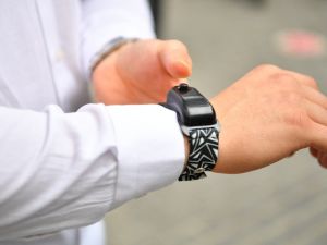 Koronavirüsüne karşı dezenfektan, bileklere takıldı