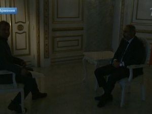 Paşinyan, Rus kanalına röportaj verirken elektriksiz kaldı