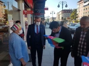 MHP Rize İl Başkanlığı tarafından esnaf ve vatandaşlara Azerbaycan Bayrağı dağıtıldı