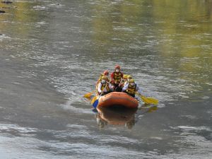 Bakan Soylu Habur Çayı’nda rafting botunda kürek çekti