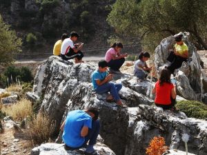 Derse bağlanmak için dağa çıkıyorlar
