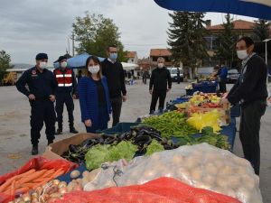 Köy pazarında Korona virüs denetimi