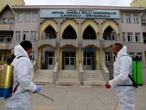 Saruhanlı Belediyesi okulları dezenfekte etti